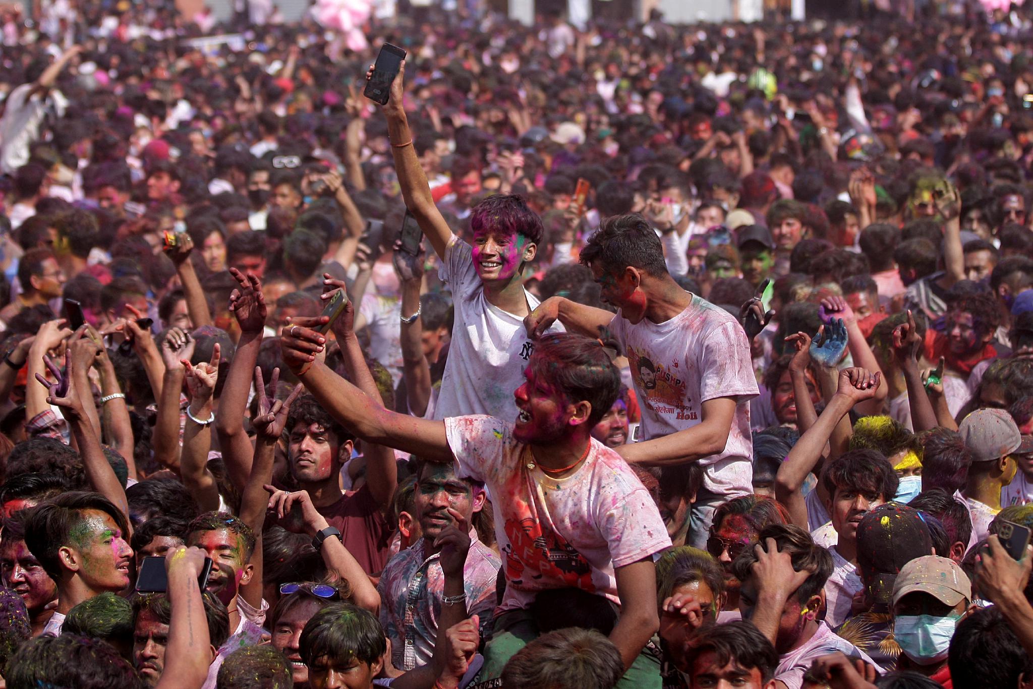尼泊尔:庆祝洒红节|尼泊尔|加德满都|新华社_新浪新闻
