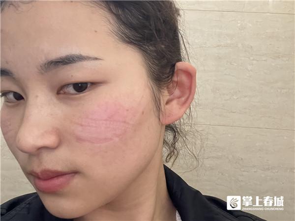 顾不上满脸汗水和勒痕的狼狈,两个20多岁的小姑娘匆匆抓起一把卫生纸