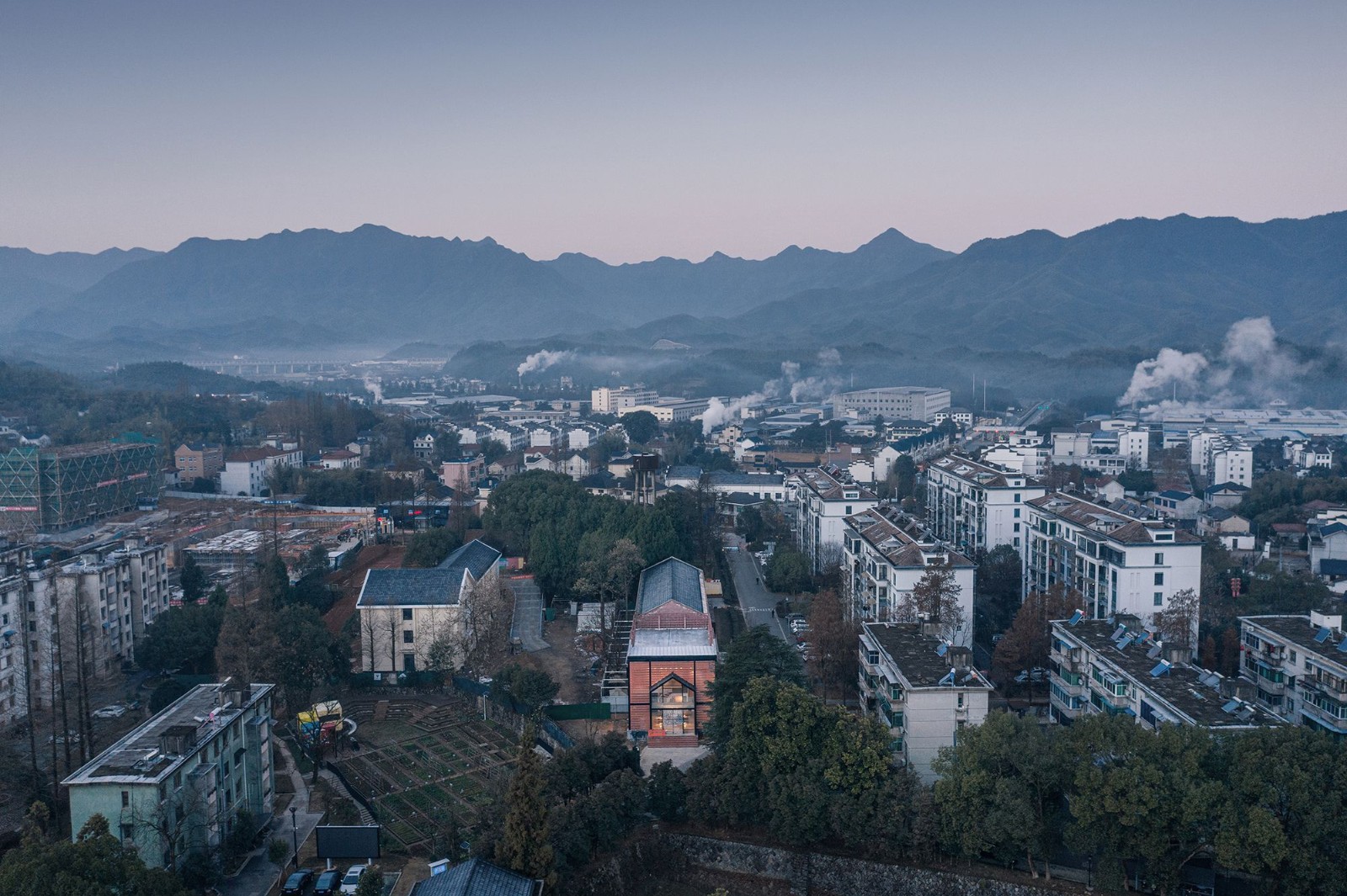 龙游溪口镇乡村未来社区多功能体育馆 陶瓷专家工作站改造 / 上海严旸