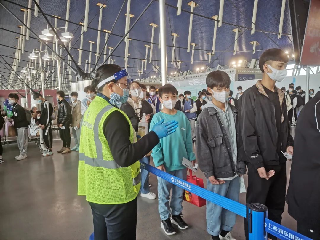 126枚手印的感谢信与疫情之下的东航回乡航班休闲区蓝鸢梦想 - Www.slyday.coM