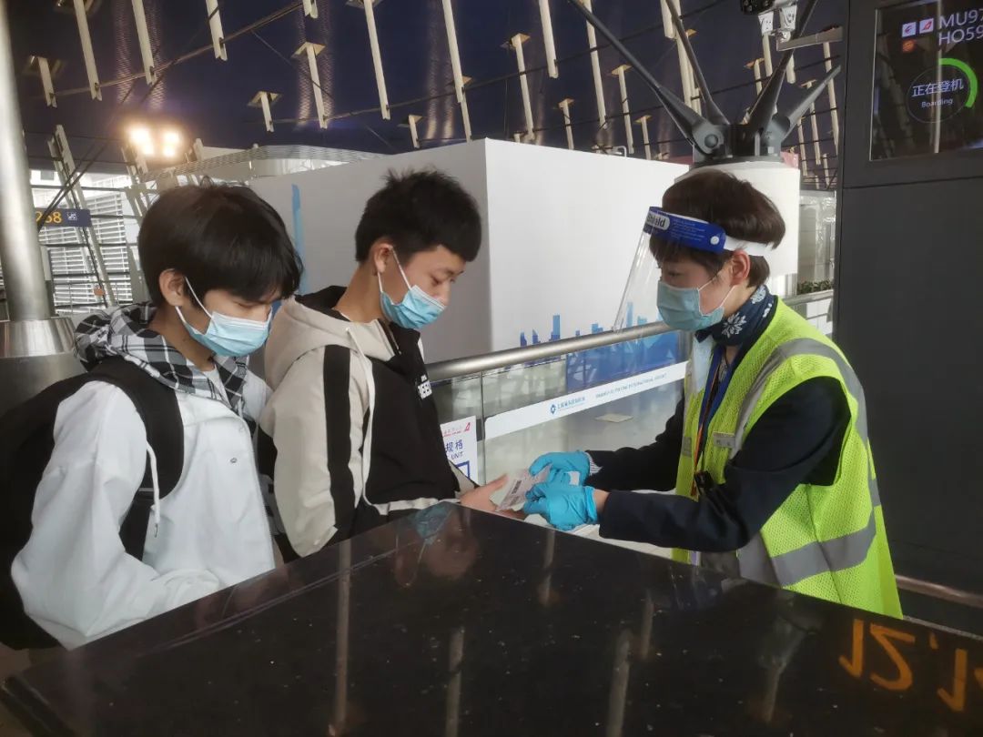 126枚手印的感谢信与疫情之下的东航回乡航班休闲区蓝鸢梦想 - Www.slyday.coM