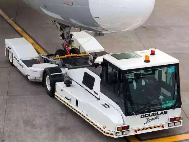 在机场所有特种车里,牵引车是又矮又重又难驾驭的车辆,这个造型怪异的