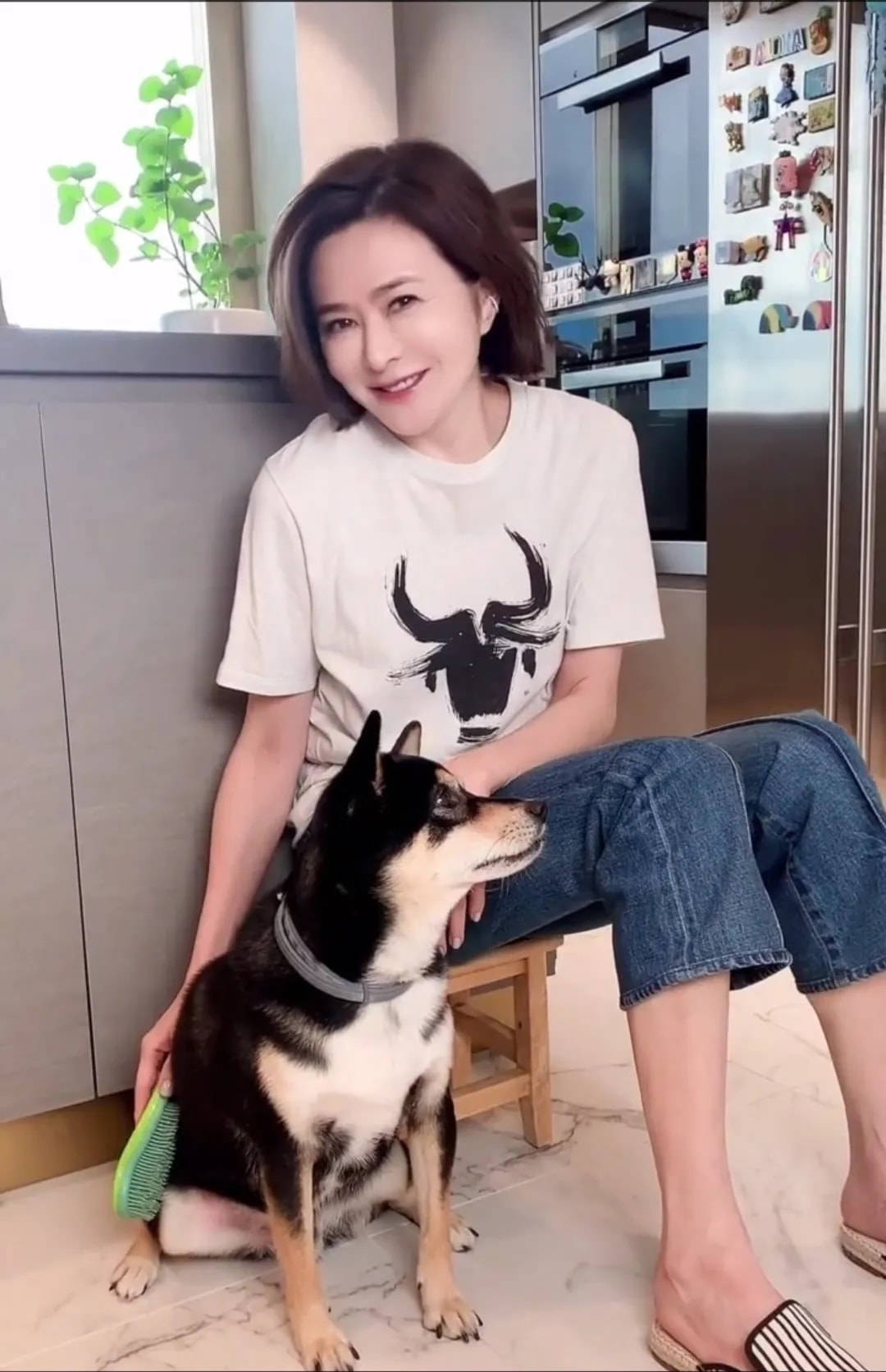 关之琳硬装无皱纹少女身材是瘦穿的也年轻但体态就是老了