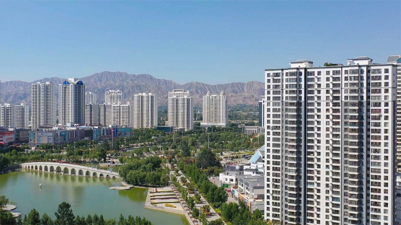 航拍甘肃永靖县城市很小但高楼很多