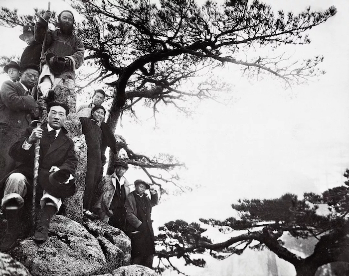 1934年徐悲鸿(前座者),张大千(最后排者)与学生在黄山写生