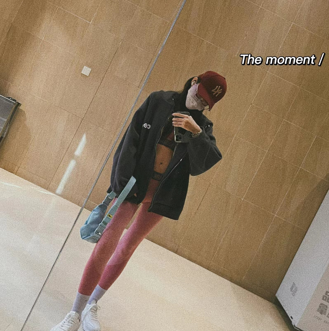 央视主持人马凡舒私下照曝光,穿露脐装秀马甲线,席地而坐接地气__财经