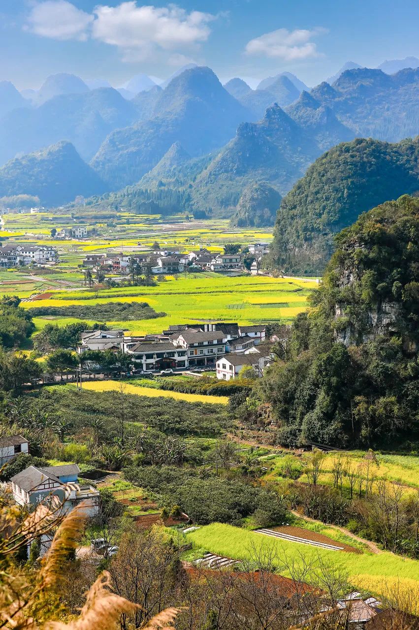 兴义万峰林，村落和花海藏在群峰之中。