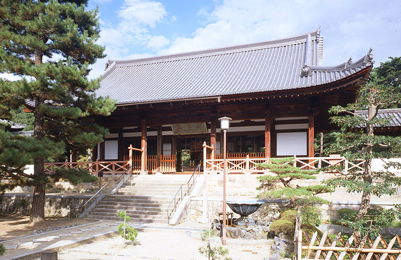 天王殿,其中×型的勾栏在日本寺院中也很少见,为受中国文化的影响.