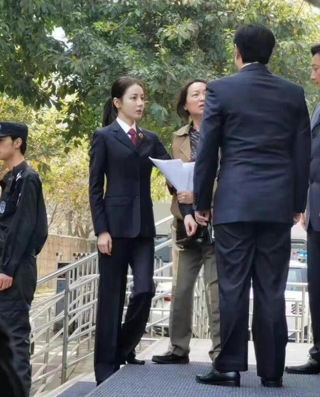 迪丽热巴新剧检察官造型曝光 黑色制服高马尾干练清爽