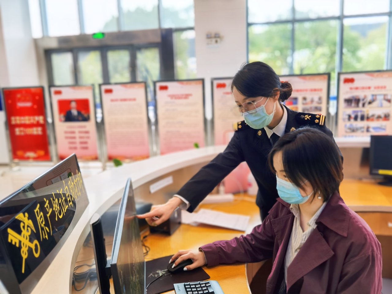 南京海关关员为企业人员现场指导办理rcep相关手续和自助打印原产地证