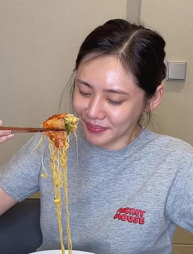 秋瓷炫素颜吃面拍视频与粉丝互动情绪低落忍泪水惹网友心疼