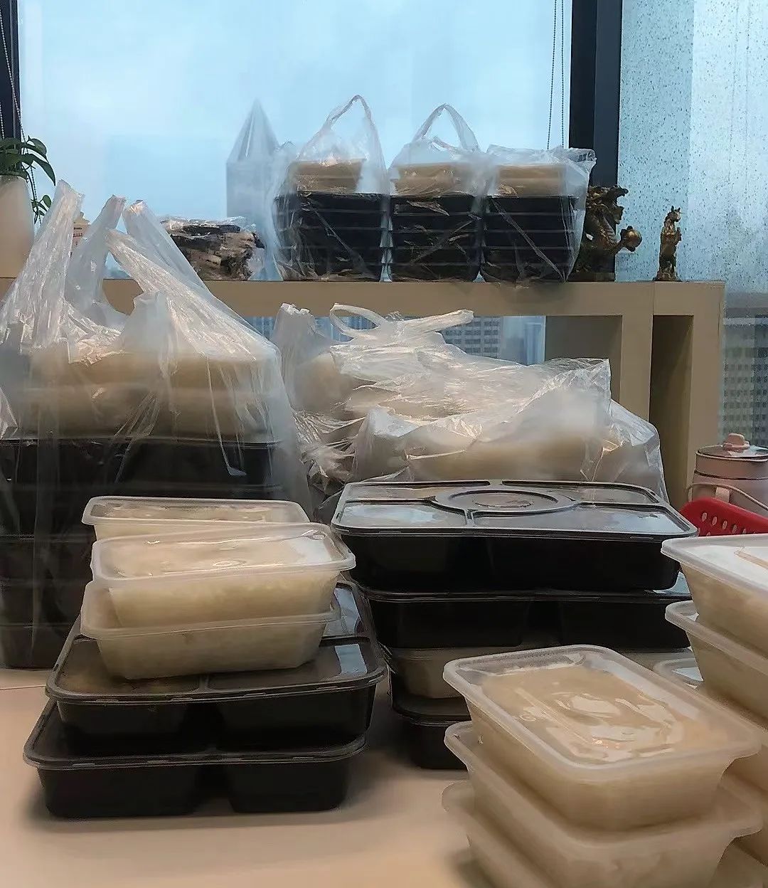 图5:公司行政为轮班员工配备的盒饭、方便面等