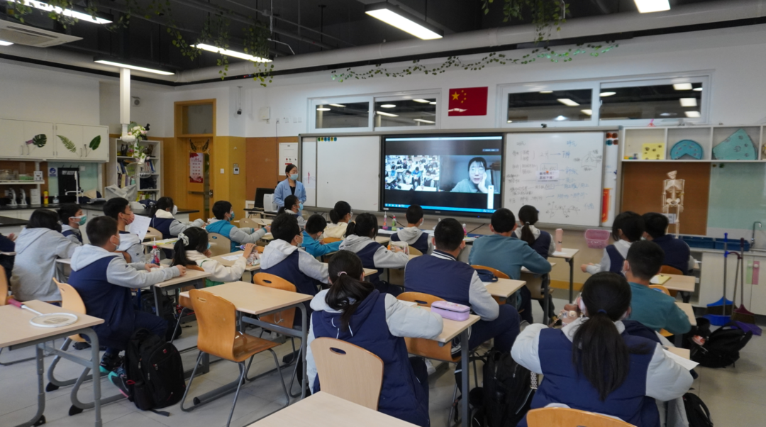 居家老师远程给学生上课.