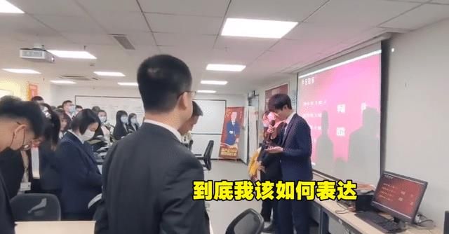 辽宁一男子当众唱情歌同事不敢笑出声,默默低头憋笑:差点被送走休闲区蓝鸢梦想 - Www.slyday.coM 辽宁一男子当众唱情歌同事不敢笑出声,默默低头憋笑:差点被送走休闲区蓝鸢梦想 - Www.slyday.coM