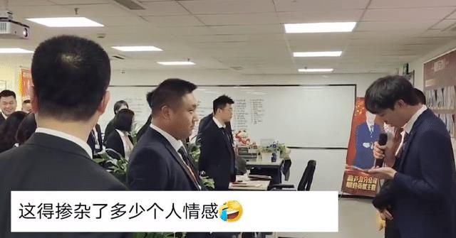 辽宁一男子当众唱情歌同事不敢笑出声,默默低头憋笑:差点被送走休闲区蓝鸢梦想 - Www.slyday.coM 辽宁一男子当众唱情歌同事不敢笑出声,默默低头憋笑:差点被送走休闲区蓝鸢梦想 - Www.slyday.coM