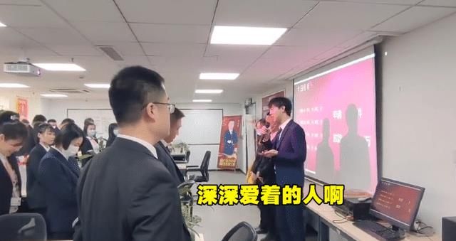 辽宁一男子当众唱情歌同事不敢笑出声,默默低头憋笑:差点被送走休闲区蓝鸢梦想 - Www.slyday.coM 辽宁一男子当众唱情歌同事不敢笑出声,默默低头憋笑:差点被送走休闲区蓝鸢梦想 - Www.slyday.coM