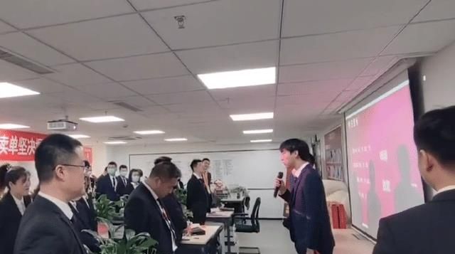 辽宁一男子当众唱情歌同事不敢笑出声,默默低头憋笑:差点被送走休闲区蓝鸢梦想 - Www.slyday.coM 辽宁一男子当众唱情歌同事不敢笑出声,默默低头憋笑:差点被送走休闲区蓝鸢梦想 - Www.slyday.coM