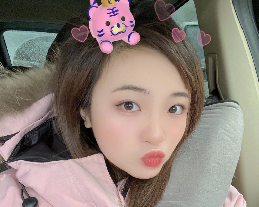 林妙可晒雪地照穿棉服牛仔裤身材五五分可可爱爱没修图瘦身