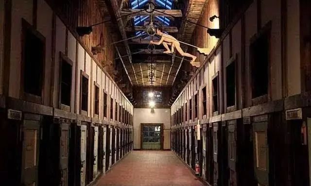 日本"越狱之王"白鸟由荣:用脊背吸墙上,靠一碗汤打开40斤手铐|鸟|越狱