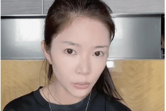 王灿又晒了一张照片,一头乌黑的长发,脸上画着淡妆,穿着一身黑色的