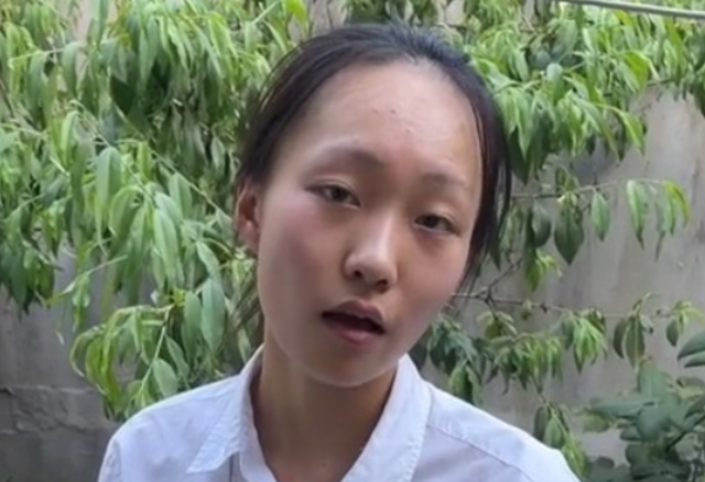 贝勒爷吃个桃就火了秃头少女坐拥千万粉丝能红原因有2点