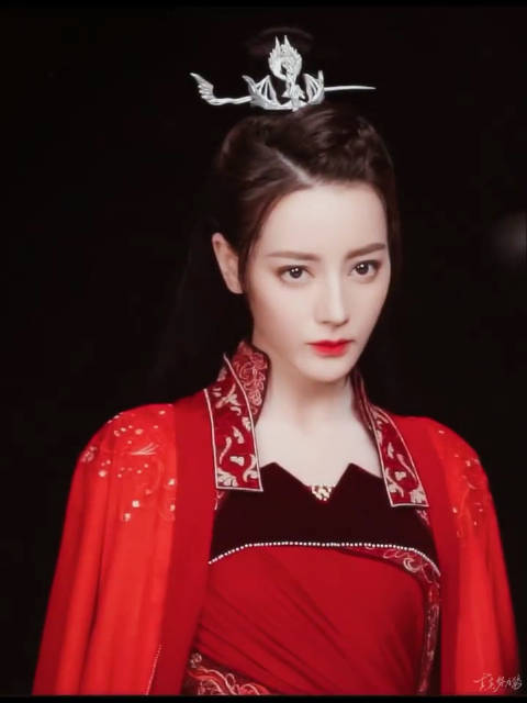 迪丽热巴红衣舞剑太飒了纪云禾红衣造型舞剑好飒啊永远可以相信