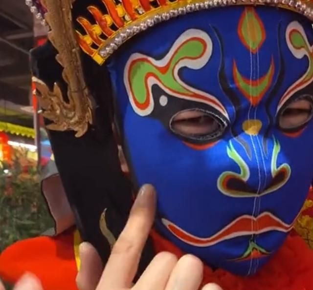 广西一饭店员工表演变脸失败露出破绽尴尬离场多年疑惑解开了