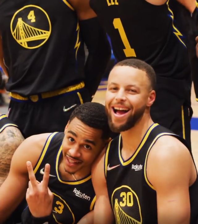 勇士拍摄全家福全员大笑库里普尔并排坐克莱系鞋带怀斯曼耍宝