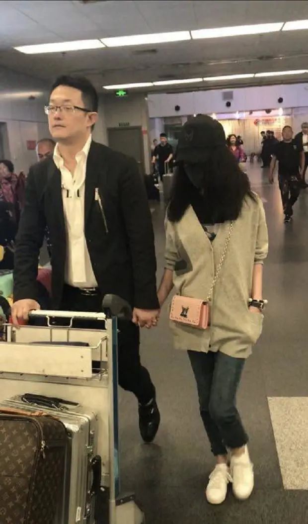 姚笛老公深夜约会美女姚笛曾和异性街头接吻网友各玩各