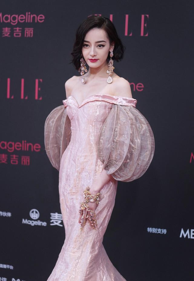 迪丽热巴也太有异域风情了把灯笼当做衣服穿短发造型也太a了