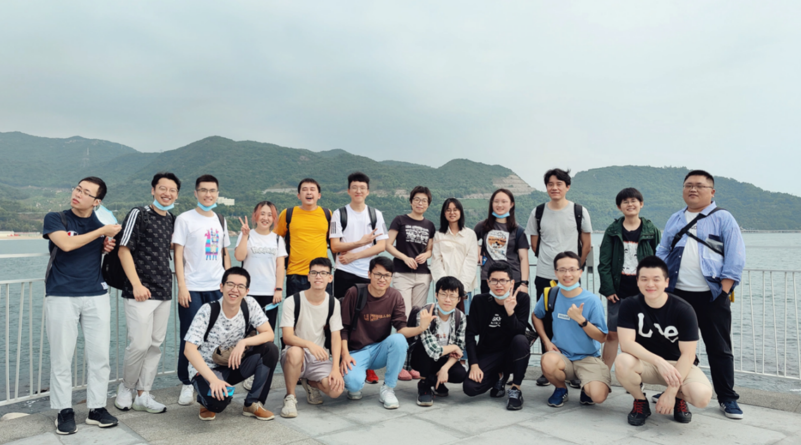 ▲黄惠（后排右六）与深圳大学可视计算研究中心的学生们在2021年团建时留影。