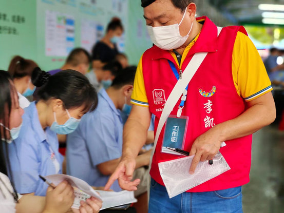 宝安一企业为社区捐赠防疫物资 员工变身“红马甲”助力抗疫一线休闲区蓝鸢梦想 - Www.slyday.coM