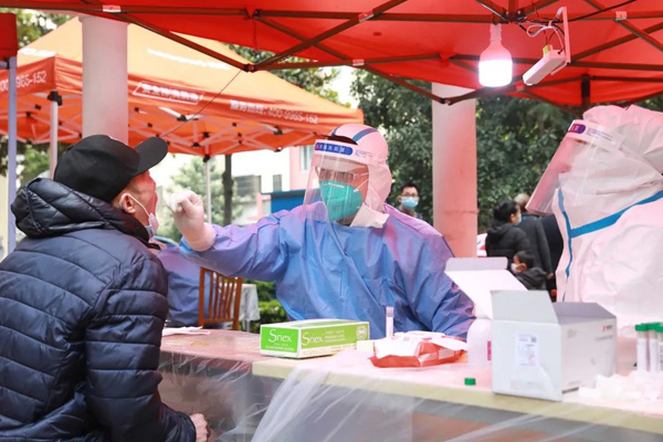 102个点位浦东这个镇核酸检测有序进行