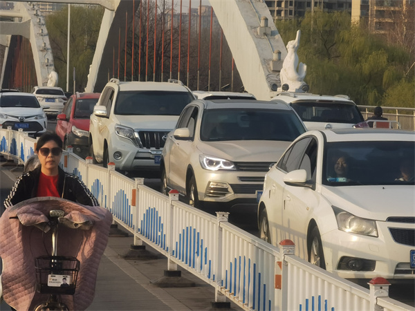 漯河彩虹橋變停車場機非分道能否破解過橋難