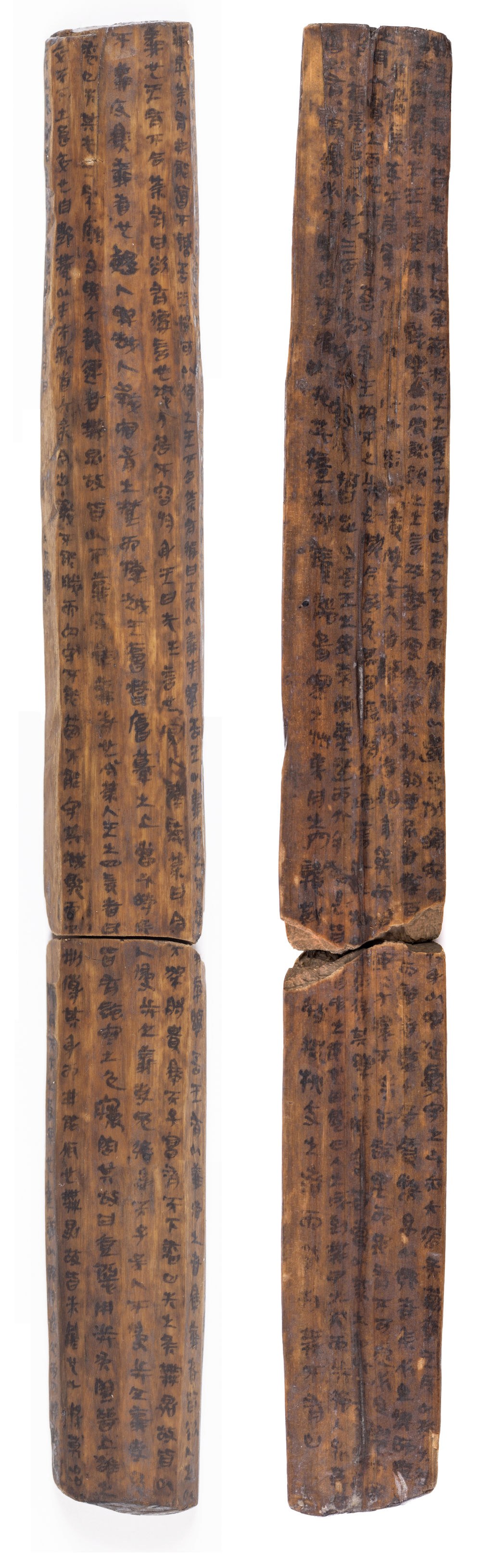 其中一件长文木觚(一种多棱体木牍),全文约700字,字体是典型的秦隶,觚