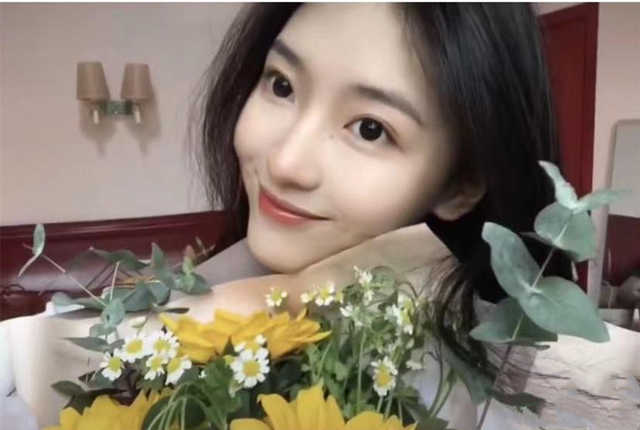 网红谭媛因救人落水离世，父亲露面发声求助，称现场第三人已失联休闲区蓝鸢梦想 - Www.slyday.coM