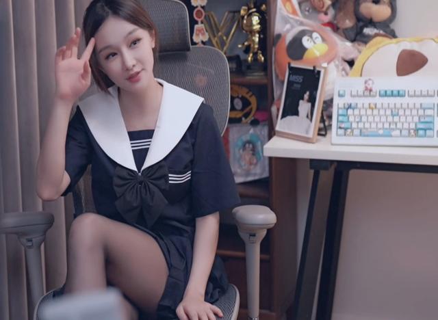 在自己的直播间直播时也是提起了miss的黑丝,表示要冲了miss大小姐!