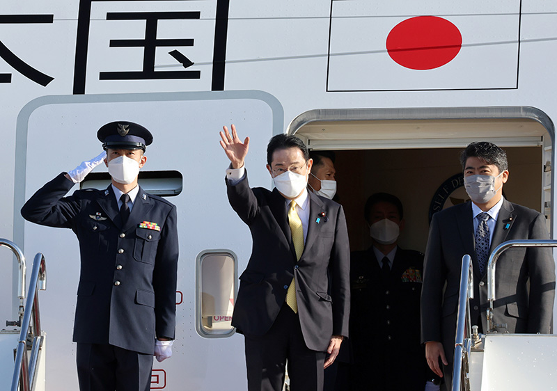 当地时间2022年3月19日，日本东京，日本首相岸田文雄从东京羽田机场启程，前往印度。人民视觉 图