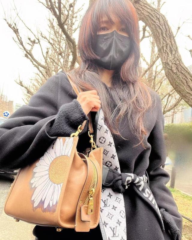 51岁工藤静香炸街穿lv大衣找烤地瓜木村拓哉戏约不断赚钱养家