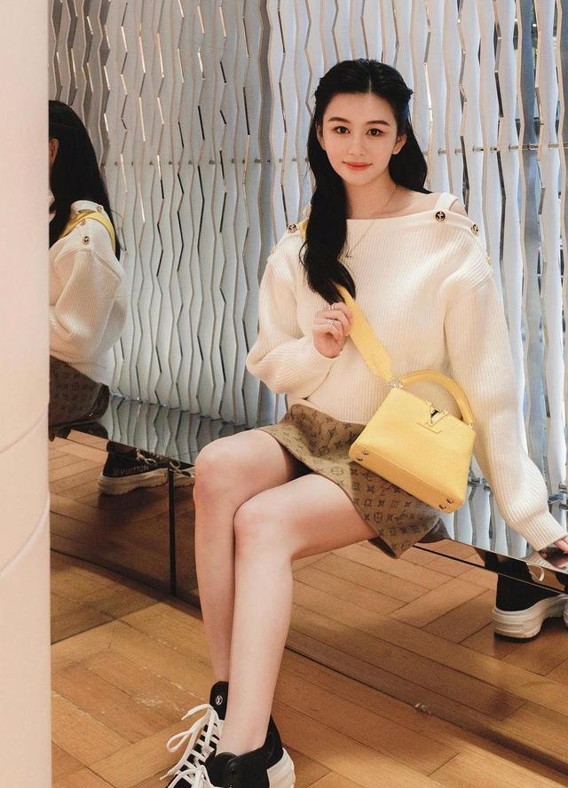 邱淑贞大女儿沈月晒素颜照黑眼圈抢镜略显憔悴化妆前后差别大