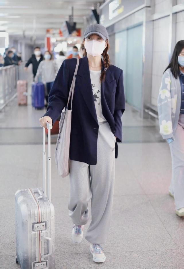 殷桃虽是大婶年纪毛绒大衣却穿出少女味道一笑一颦皆风骨柔情