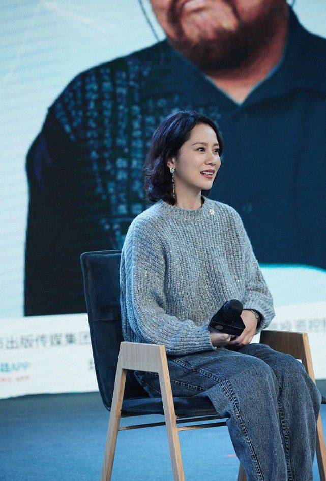 海清留了长发气质立马上来了穿素色毛衣牛仔裤整个人更高级