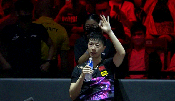 泪目!樊振东夺冠后致敬马龙,龙队大口喘气,小胖:掌声送给他休闲区蓝鸢梦想 - Www.slyday.coM 泪目!樊振东夺冠后致敬马龙,龙队大口喘气,小胖:掌声送给他休闲区蓝鸢梦想 - Www.slyday.coM