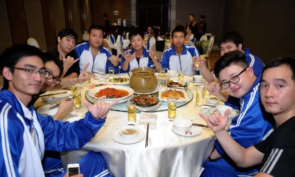 参加高中同学聚会要求统一服装以免互相攀比但却还能看出差距