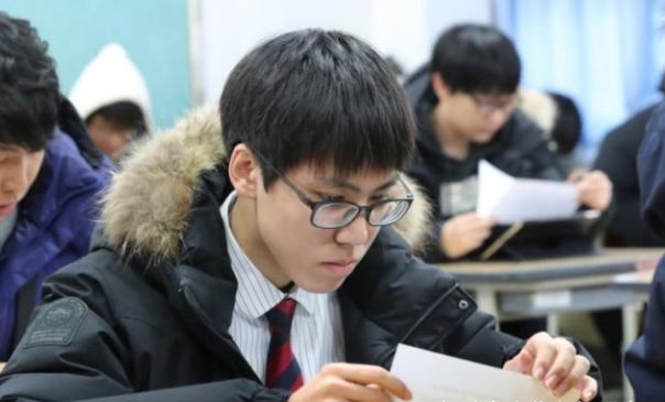 “工作”和“读研”哪个好？临近毕业的学生左右为难，不知怎么选休闲区蓝鸢梦想 - Www.slyday.coM