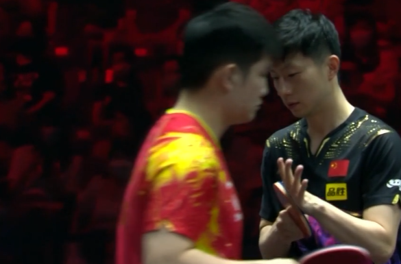 泪目!樊振东夺冠后致敬马龙,龙队大口喘气,小胖:掌声送给他休闲区蓝鸢梦想 - Www.slyday.coM 泪目!樊振东夺冠后致敬马龙,龙队大口喘气,小胖:掌声送给他休闲区蓝鸢梦想 - Www.slyday.coM