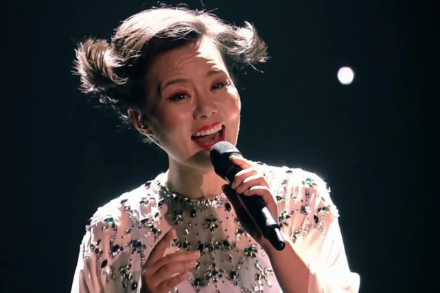 46岁龚琳娜被曝参加浪姐在家大跳热舞露出肚皮15秒下来一身汗