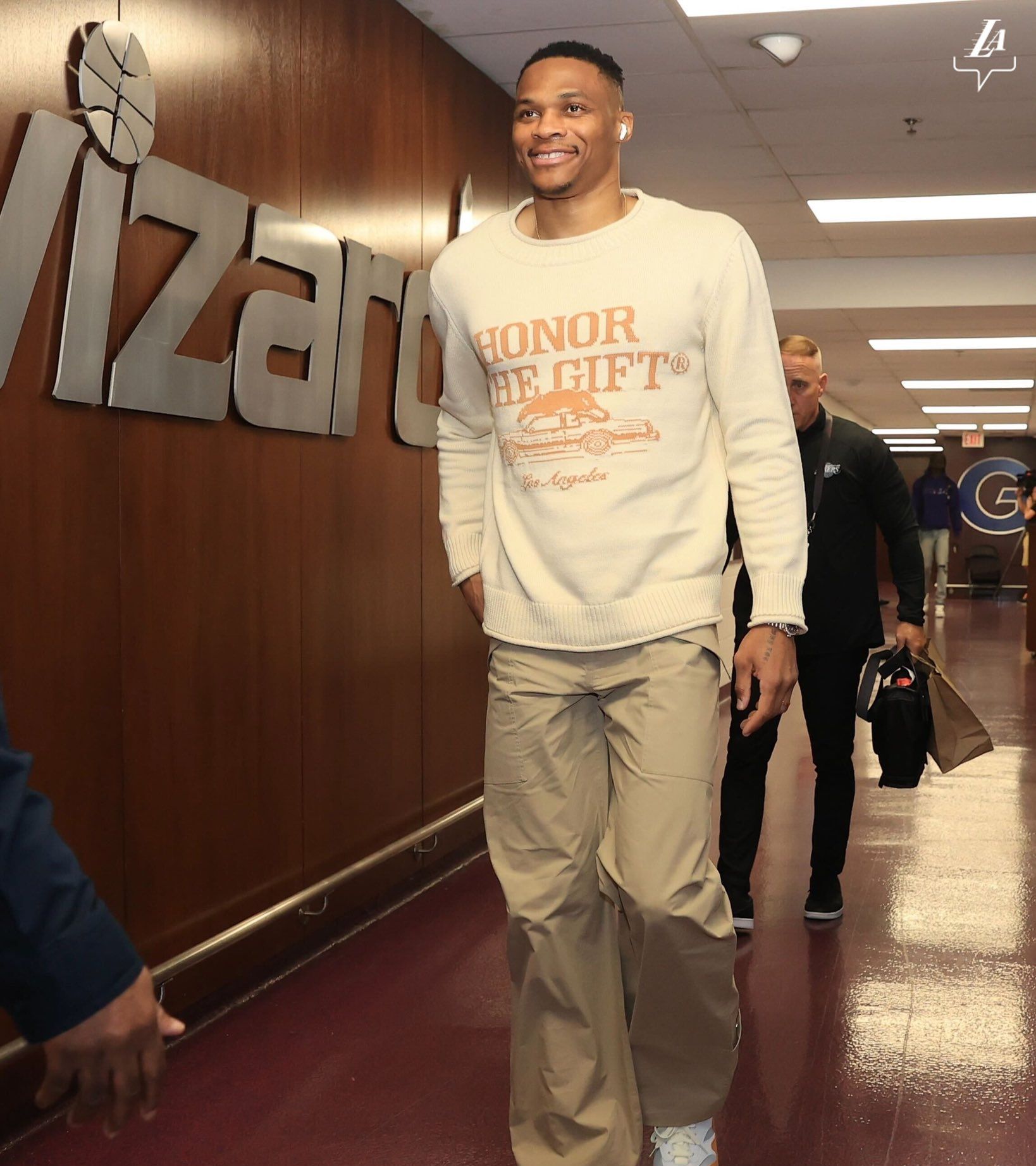 威少满脸笑容现身奇才主场 奇才主帅:绝无仅有的天才__财经头条