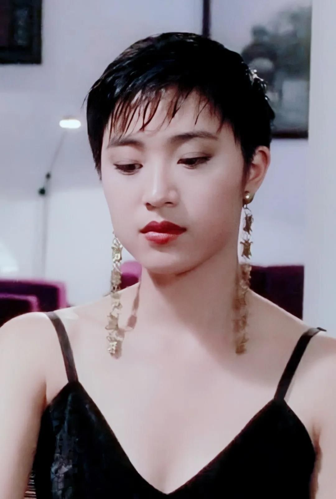 当然陈法蓉还有一个非常经典形象就是《赌侠》里龍九.