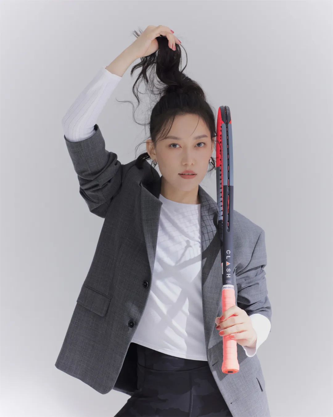 高晶的演技十分了得,在《当祖国需要我们的时候》一